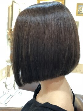 ヘアー アウグスティーナ(Hair Augustiner) 大人の切りっぱなしな前下がり&赤味のないグレーカラーがCool☆