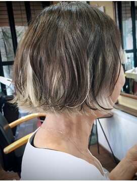 ヘア ロココ(hair LOCOCO) インナーカラーホワイトのボブ