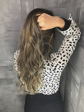 ヘアサロンM 新宿 赤身最大限に消したカーキベージュです