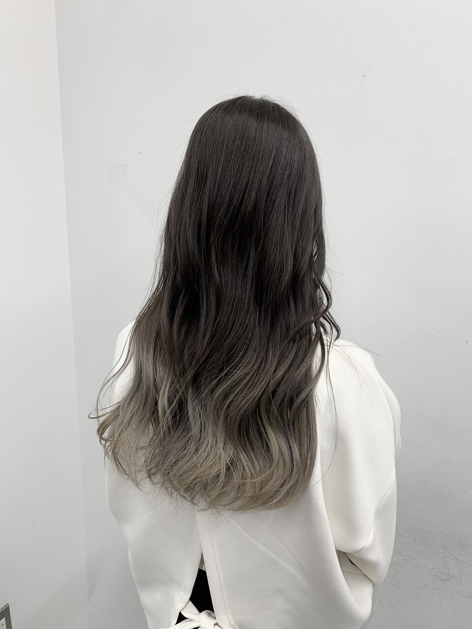 グラデーションシルバーミンク　ショートジレ シルバーグラデーションショートボブ｜ヘアカタログ