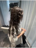 オリーブカラーとロングパーマ