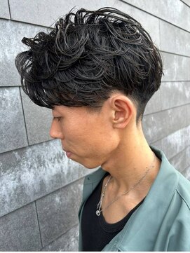 ヒュイル バイ ニアウ(Hwyl by Niau) メンズマッシュセンターパートスパイラルパーマニュアンスパーマ
