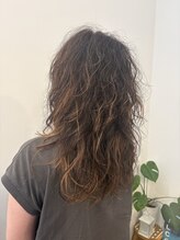 エニシ(Enishi)&nbsp;癖毛をいかしたロングスタイル