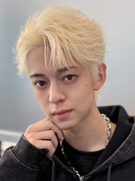 ジーナ 天神(Zina) センターパート/ホワイトブロンド/フェザーパーマ