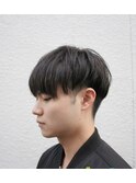 深めなマット系ヘアカラーと重めマッシュのモード感漂うスタイル