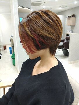 前髪なしの前下がりショートウルフスタイルです。