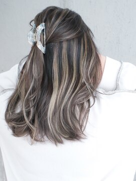 マリアナ(Mariana) ハイライトショートヘアレイヤーカットダブルカラー