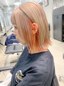 テトヘアー(teto hair) ブロンドベージュ、オレンジカラー、インナーカラー、外はね