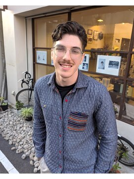 ヒカリス 東三国(HIKARIS) 笑顔溢れる七三/ツーブロック/刈り上げ/天然パーマ/メンズパーマ