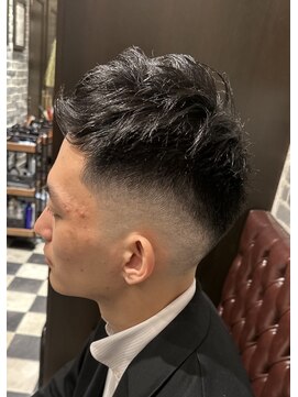 ミリオンバックス 御徒町店(Million Backs) フェード/ボリュームパーマ/かき上げ<理容室>[メンズ/眉毛]