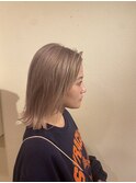 ホワイトグレージュ ミディアムボブ