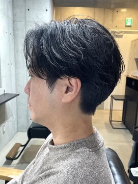 ブルニール 心斎橋(BLEUNIR) フェザーパーマ メンズ30代 センターパート 刈り上げ