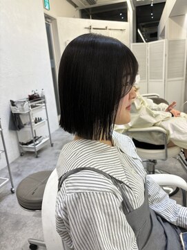 アナ ラーナ(Anna Lanna) 暗髪パツっとボブ