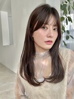 透明感ベージュ×ストレートでも動きの出るレイヤースタイル