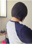 ショートボブミルクティーブロンドワンホンレイヤーダークブルー