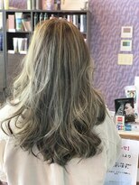 フォーリーフ クローバー(FOUR LEAF CLOVER)&nbsp;透け感たっぷりのベージュ系グレージュカラー。ダブルカラー