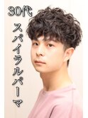30代ツーブロックスパイラルパーマでオシャレさん