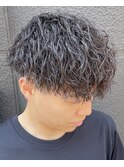 黒髪縦落ちツイストスパイラルパーマツーブロックマッシュ