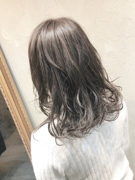 ヘアーシグネチャー(Hair Signature) グレージュ系外国人風カラー
