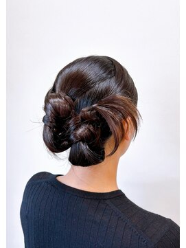 ヘアーボー ラーラ(hairbeau L'ala) タイト目ツインシニヨン