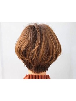 白髪ぼかしハイライトで魅せる立体感。肌馴染みも良くナチュラルなグレイカラーをご提案[縮毛矯正/反町]