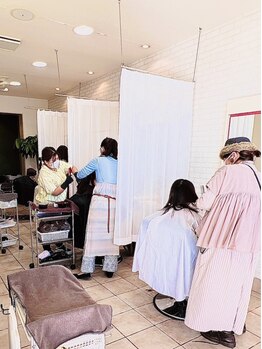 アンダートゥリールーツ(UNDER TREE ROOTS)の写真/全員女性スタッフのサロンです♪女性目線での提案と気さくで話しやすい雰囲気が◎