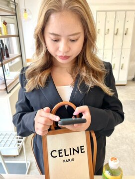 ヘアデザイン ソラ(Sola) センターパートハイトーンカラーブロンドベージュデザインカラー