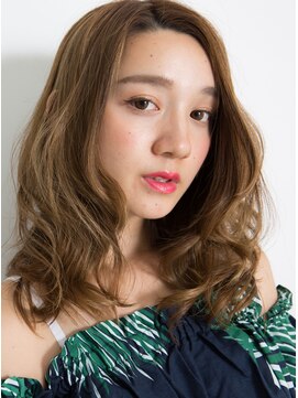 ソーホー ニューヨーク シズオカ(SOHO newyork SHIZUOKA) 大きめ無造作ウェーブの大人かわいいフェミニンミディ