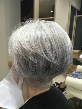 ヘアサロンアンドヘアメイクディー(hair salon hair make D) ミセス♯ブリーチ♯グレイヘア♯白髪生かすマッシュショート
