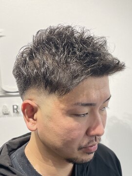 リバティシェアバーバー 銀座(LIBERTY SHARE BARBER) アップバングサイドウェーブライトカールスキンフェード/銀座