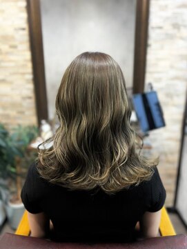 ハサミバイアトリエナガノ 千葉(8sami by atelier nagano) ショートボブ/センターパート/ツヤ髪/グラデーション/イヤリング