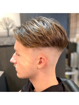 フランクスバーバー アンド ビアークラブ(FRANK'S BARBER and BEER CLUB) ハイスキンフェードセンターパート