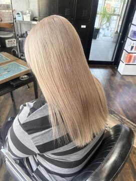 ガルボ ヘアー(garbo hair) ハイトーン 10代 20代 ホワイトベージュ ダブルカラー ブリーチ