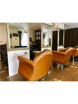 アットホームな雰囲気で木や観葉植物に囲まれた落ち着きの感じられる美容院◎周りを気にせずゆったり♪