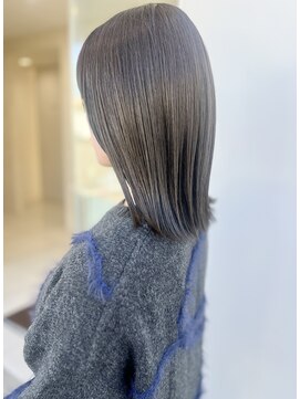 透けるオリーブグレージュ　濡れロブ