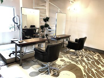 ディグ ヘアドレッシング(dig HAIRDRESSING)の写真/【南宝来町/駐車場完備】明るいウッド調が落ち着く内観。ふらっと通えるアットホームな雰囲気も好評◎