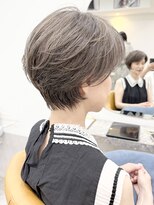 ファチュール(fAture.)&nbsp;アシンメトリーショートヘア 白髪ぼかしグレージュ夙川西宮北口