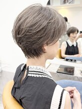 ファチュール(fAture.)&nbsp;アシンメトリーショートヘア 白髪ぼかしグレージュ夙川西宮北口