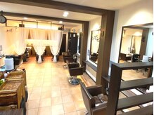 エデュース(EDUCE)の雰囲気（シックな店内、アンティーク小物やシャンデリアが綺麗な空間）