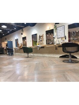 アンティークのインテリアが揃うアットホームサロン。広々とした空間でゆったりと施術が受けられます♪