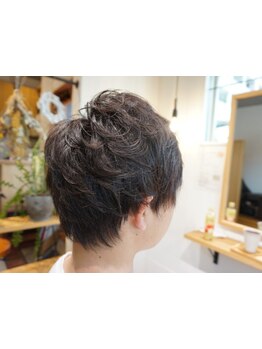 メンズからも高い支持を得る実力派スタイリストが担当。再現性の高いカットで、毎日のセットも簡単に。