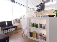 アトラクティブカットプレイス ジェイジェイ(Attractive Cut Place J.J)の雰囲気（待ち合い席は日が差す明るい雰囲気♪）