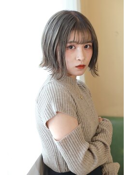 ピース(piece) シルバーブロンドボブ　外はねスタイリング