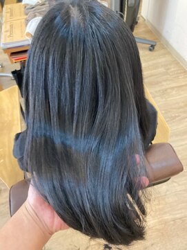 グランバイ アトリエドングリ(Grand × AtlierDonguri) お客様髪質改善データ901（梳いている髪処理）