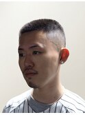 ボウズ風クロップスキンフェードバズバーバースタイル