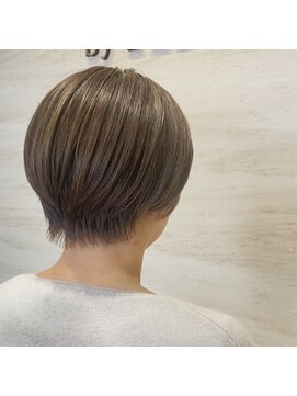 ウイバイファースト(u'i by first) ≪白髪を活かして上品に♪≫白髪ぼかしハイライト×ショートヘア