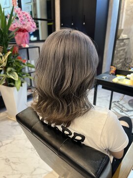 リリス(Lilith) 波巻き×くすみスモーキーグレー