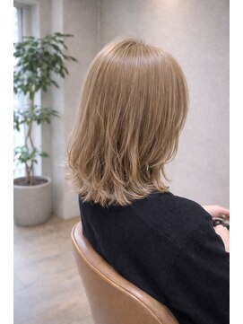 カプロハッチ(Capullo Hacchi.) 透明感ベージュ×外ハネミディ