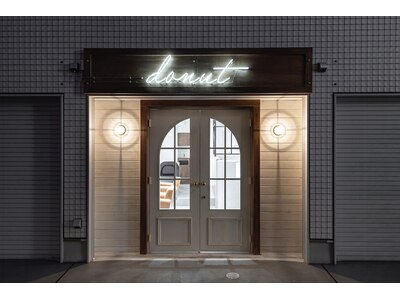 donutのネオンサインが目印！