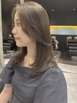 シティ(CITY) ツヤ髪グレージュ×ミディアムレイヤーカット【CHICA】